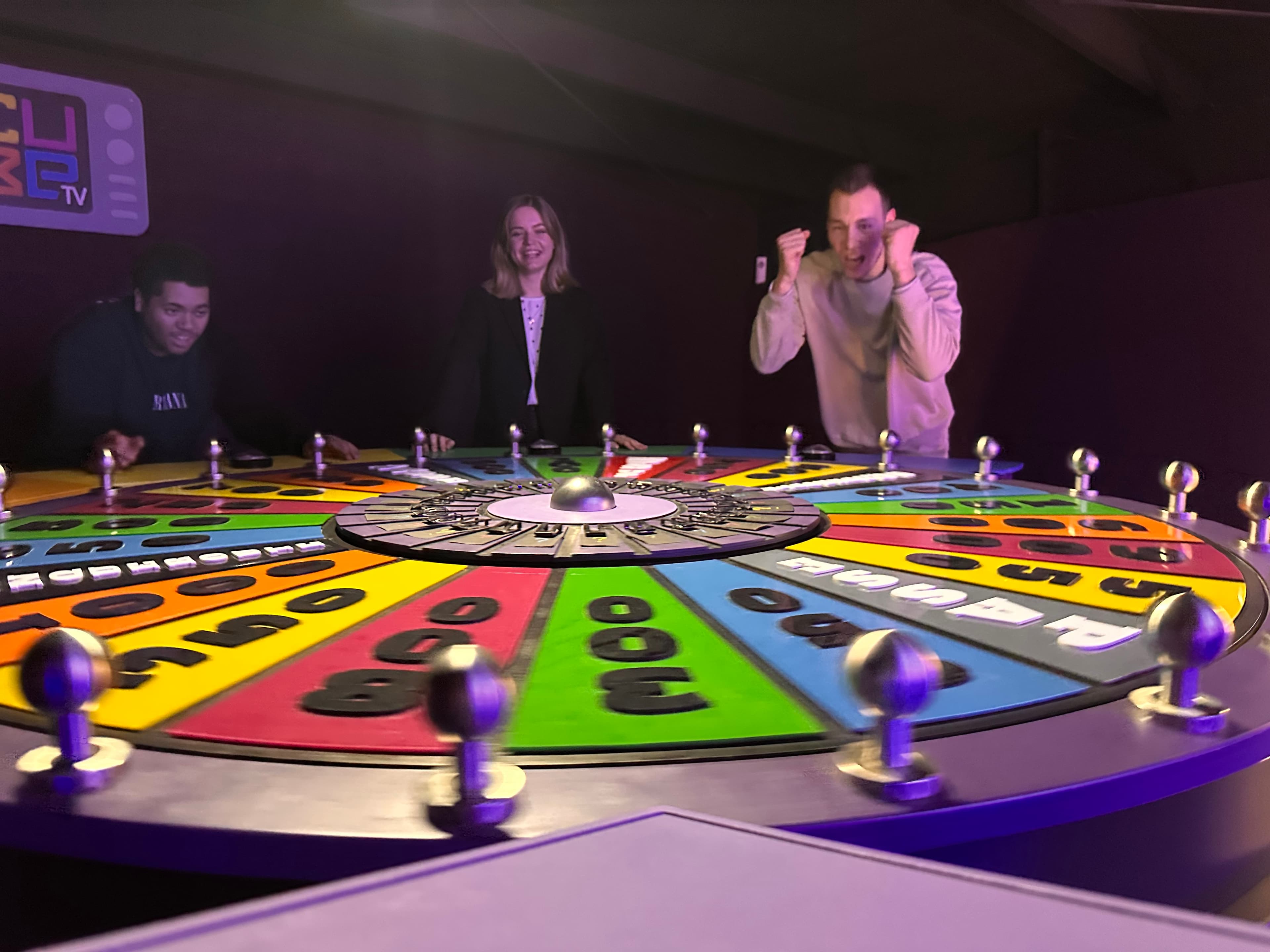 Participants réunis autour d’un plateau de jeu Cube TV